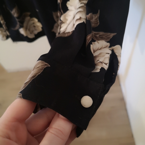 Dark floral blouse - Picture 5 of 8